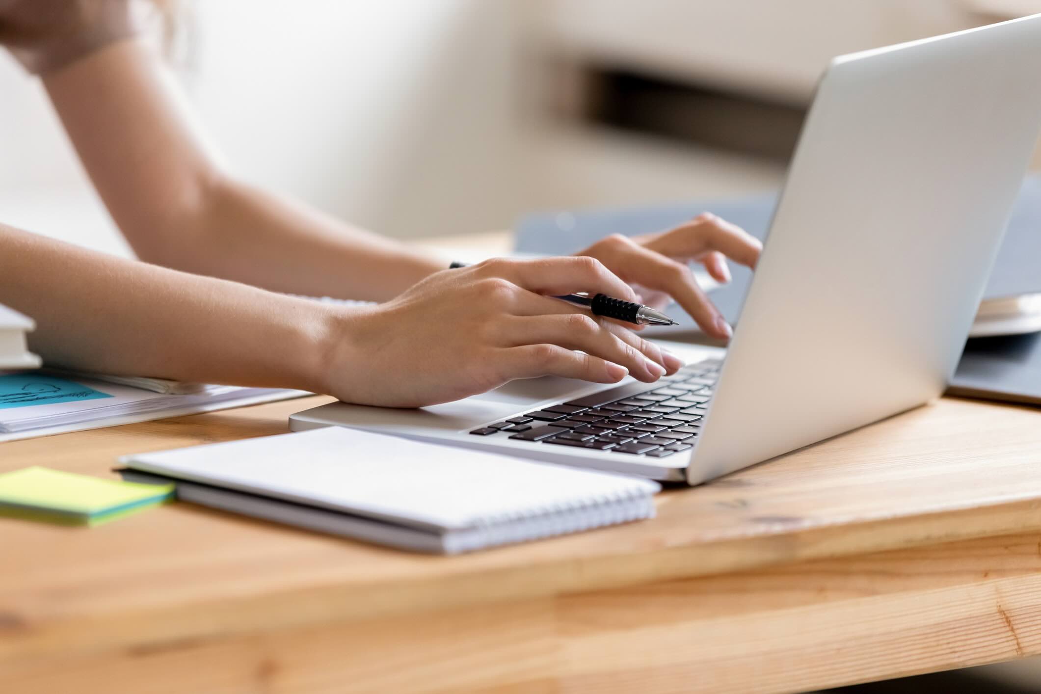 typing on macbook-shopee-seo